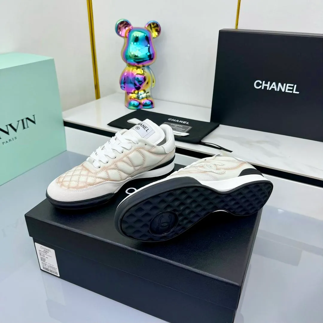 👟👟Ex-factory price 640👟👟 Top version Chanel Chanel - 2025 counter top casual sports shoes This sneaker is a classic design; the upper is electro-embroidered with a variety of techniques; the outsole is fashionable and sporty; it is unusual to incorporate a variety of color matching elements... The diversified mix and match is very beautiful and versatile, and can be used for leisure, fashion, sports and outdoor... ꫛꫀꪝ Go➫ Material: ❶The upper is made of: original cowhide ❷The inner lining is made of: original imported sheepskin ❸The outsole is based on: original TPU combination outsole Full set of boutique packaging for women 35–41 👉